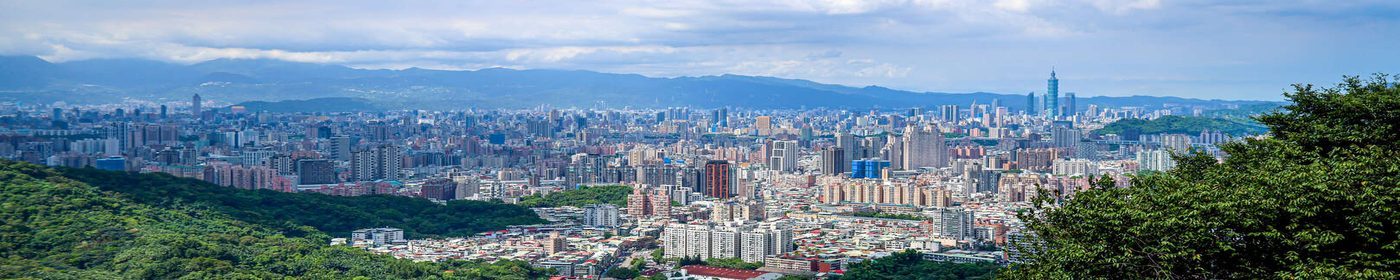 城市住宅天際線示意圖——青安 3.0 上路首月受理 4,605 戶、同月完成撥貸 175 戶（財政部國庫署統計）
