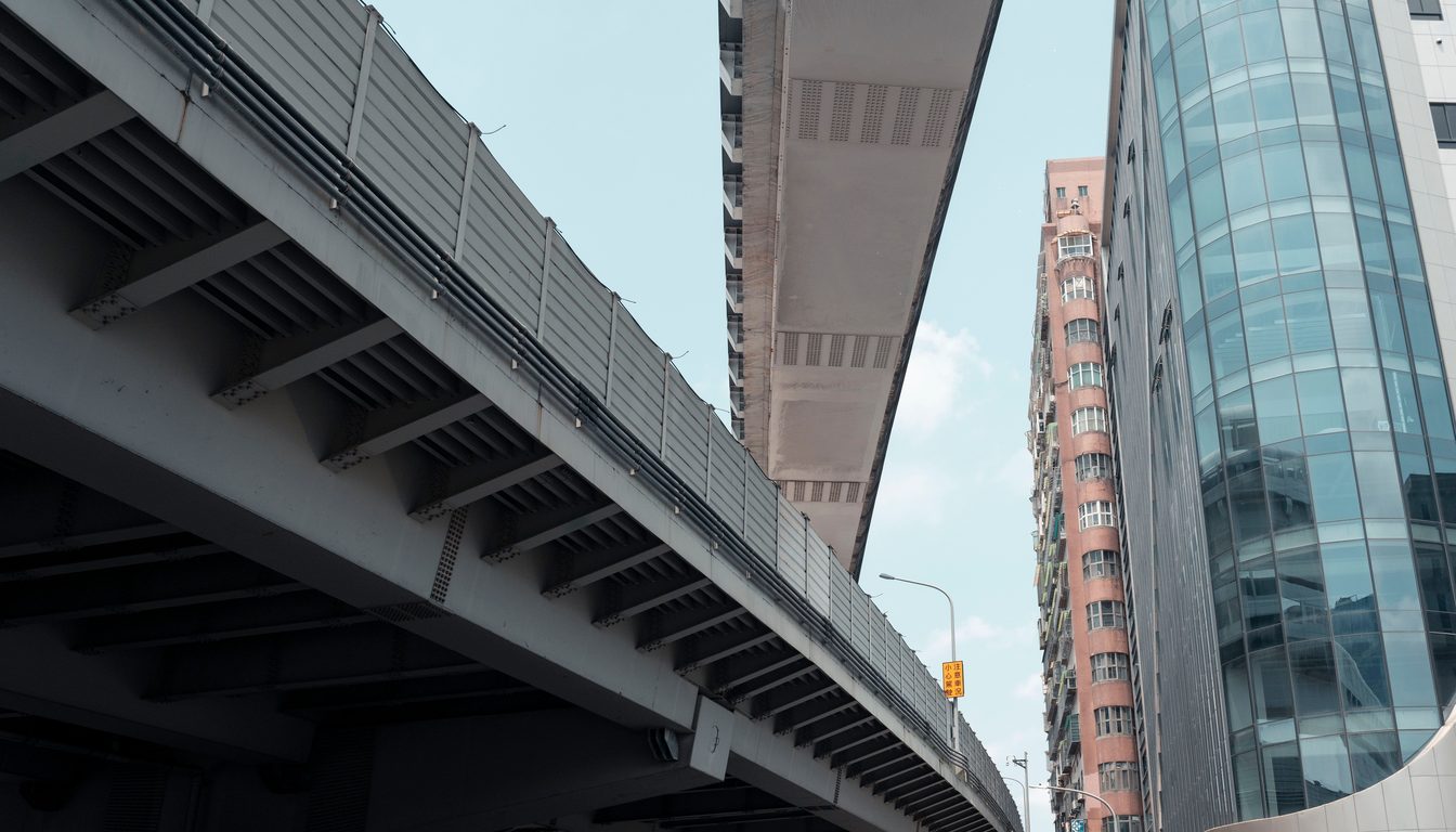 雙和地區高架橋與臨路住宅大樓的午後街景